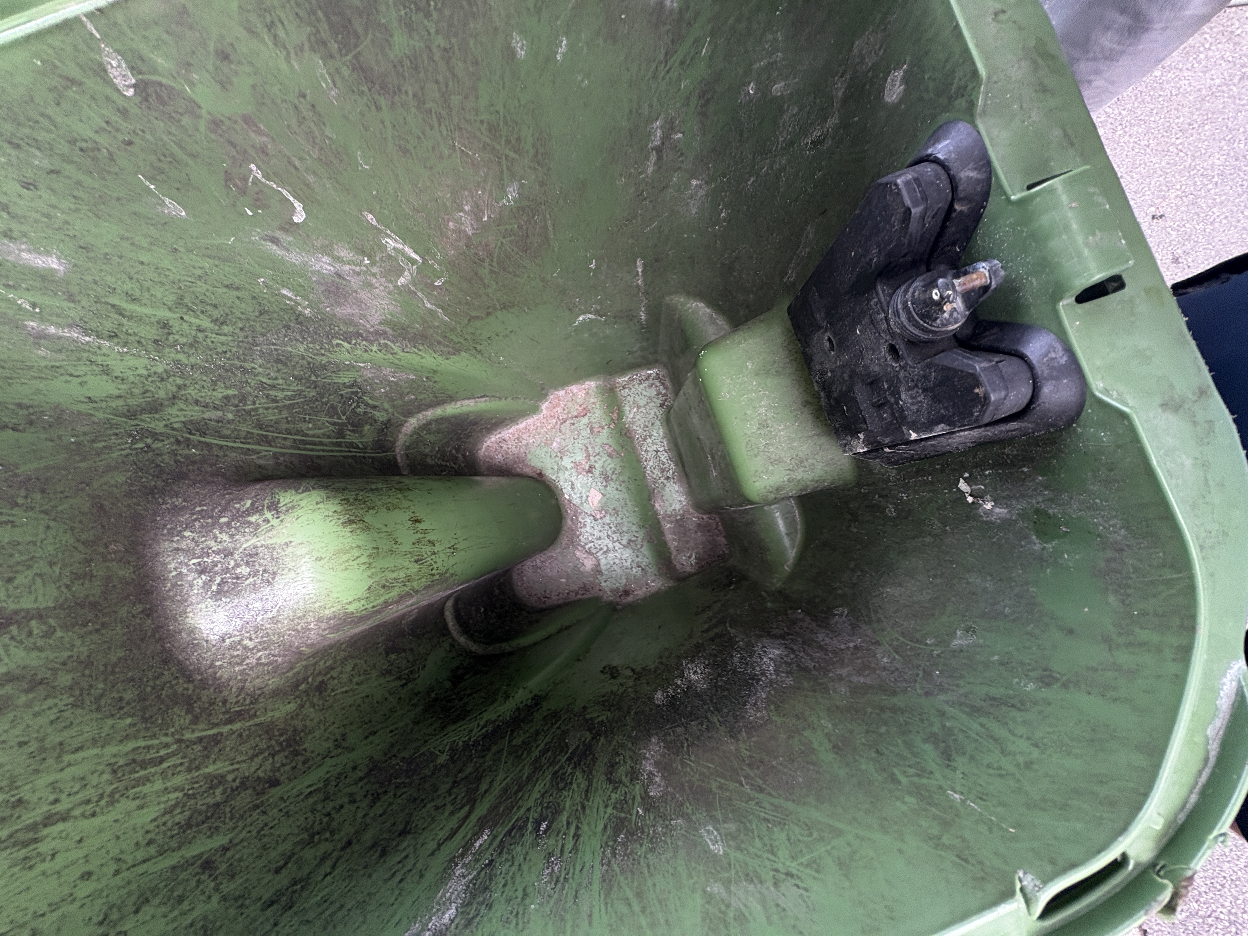 Dirty bin before cleaning