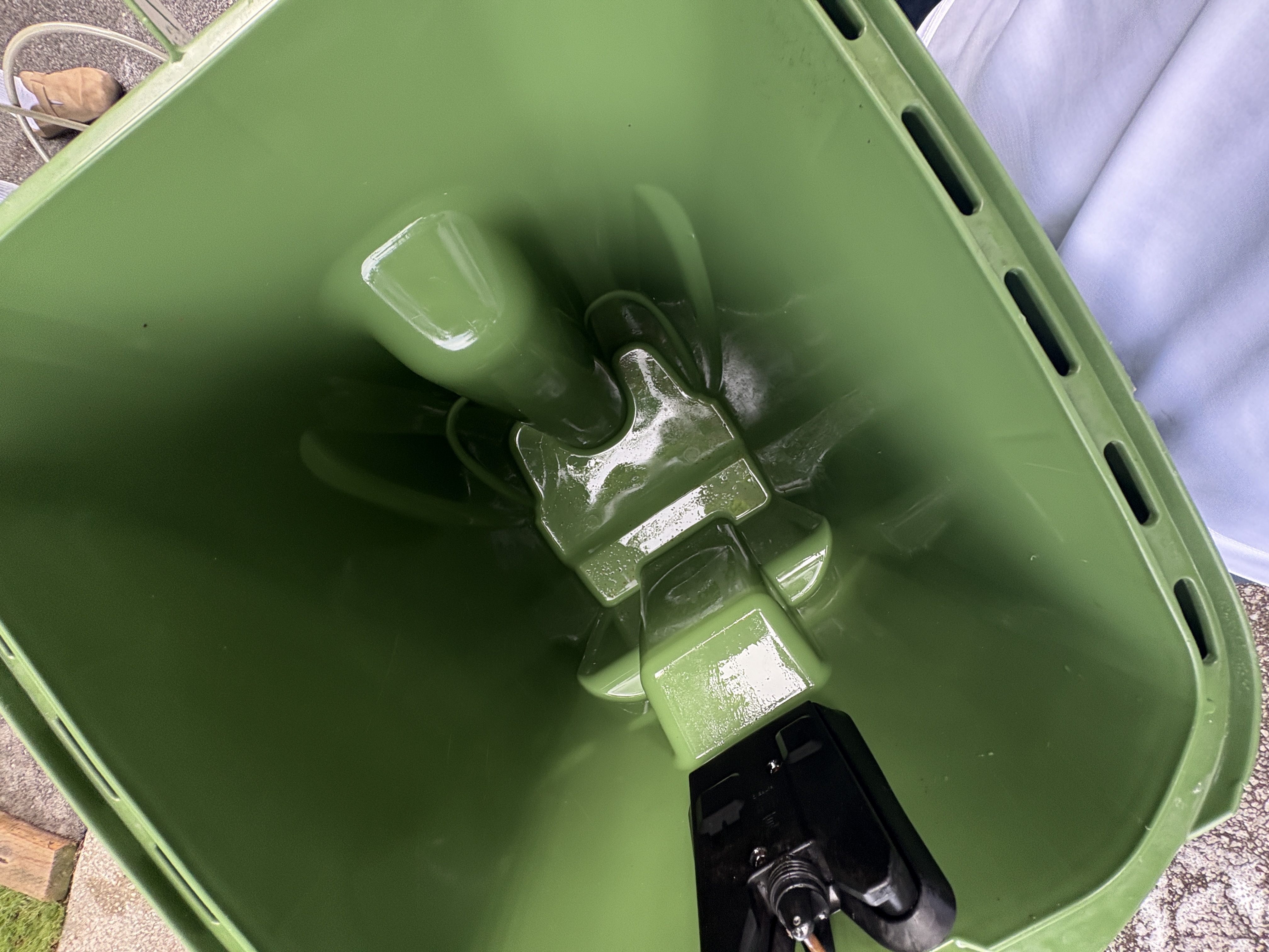 Clean bin after cleaning